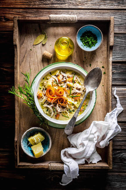 Зимовий овочевий суп з диким рисом на дерев'яному підносі — стокове фото