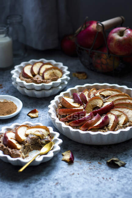 Pasteles de manzana de centeno vista de cerca - foto de stock