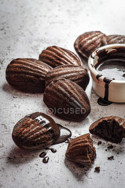 Schokoladen-Madeleines mit Schokolade-Dip-Sauce — Stockfoto