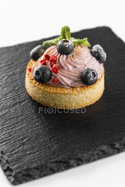 Tartlet with buttercream and berries — Stock Photo
