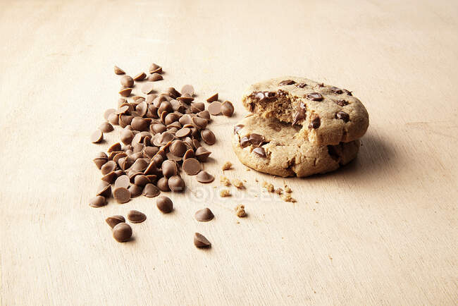 Cookies aux pépites de chocolat avec des pépites à la surface — Photo de stock