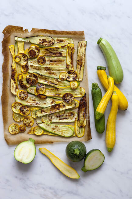 Gegrillte Zucchini-Scheiben aus nächster Nähe — Stockfoto