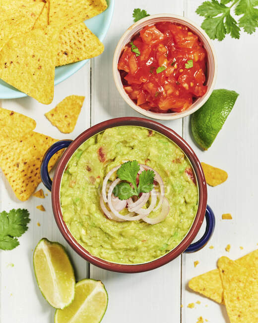 Mexikanische Guacamole, Salsa und Maischips — Stockfoto