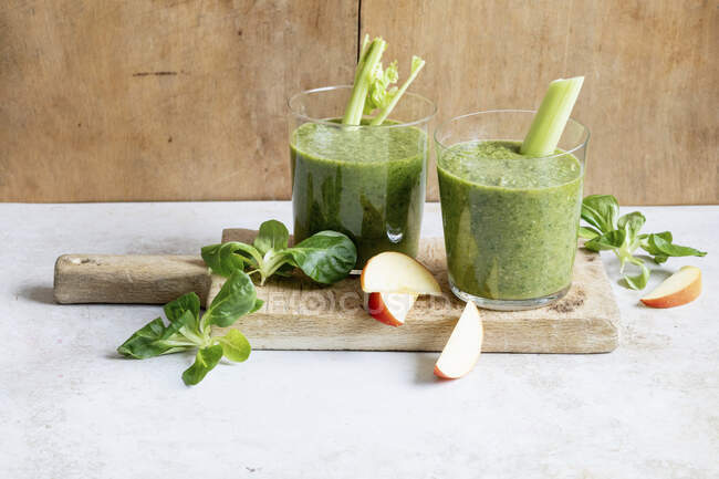 Green smoothie of lamb's lettuce, celery and apple — Stock Photo