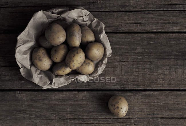 Batatas orgânicas em uma mesa de madeira — Fotografia de Stock