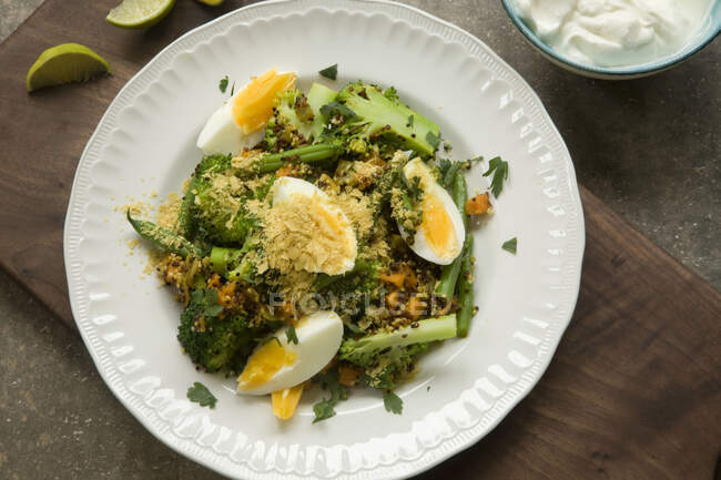 Curried vegetable with quinoa and boiled eggs — Stock Photo