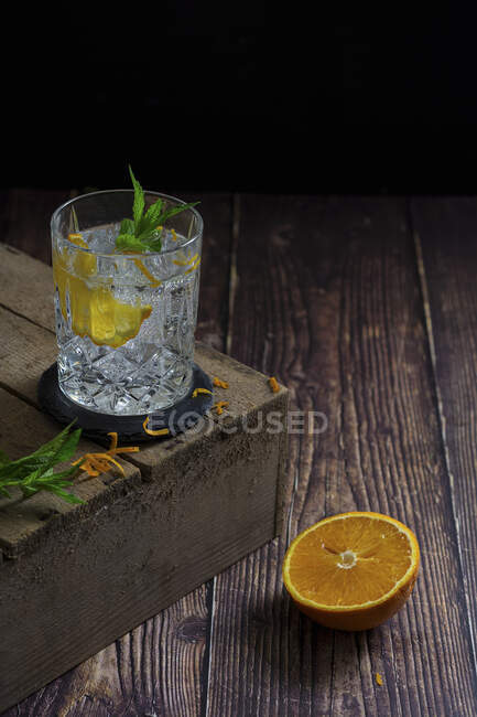 Gin und Tonic mit Orangenhälfte auf Holzoberfläche — Stockfoto