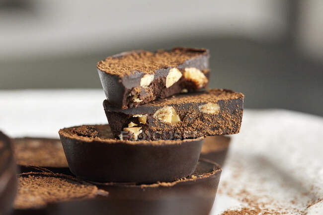 Chocolate amigável feito de cacau cru, óleo de coco e substituto de açúcar com amêndoa — Fotografia de Stock