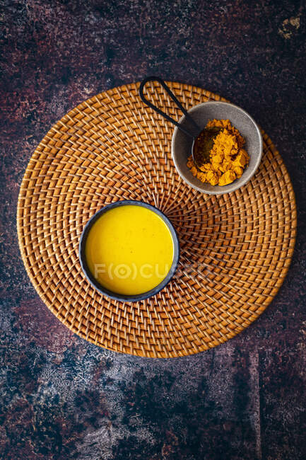 Turmeric Golden Milk on woven grass placemat — Fotografia de Stock