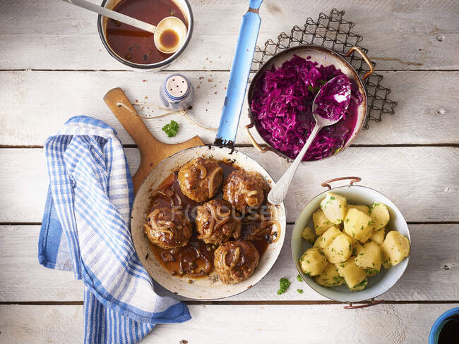 Meatballs with red cabbage and parsley potatoes — Stock Photo