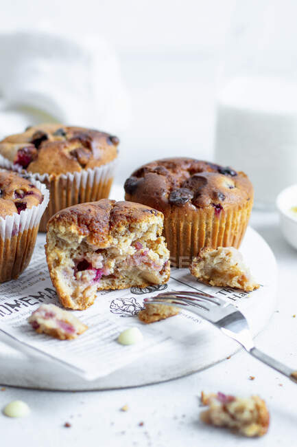 Muffins com mirtilos e gotas de chocolate — Fotografia de Stock