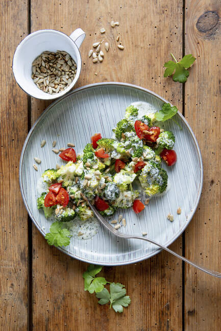Insalata di broccoli con pomodorini e semi di girasole — Foto stock