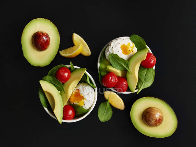 Piccole ciotole per la colazione con uova, avocado e pomodori brasati — Foto stock