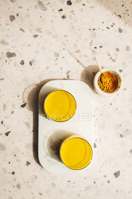 Goldene Milch aus nächster Nähe — Stockfoto