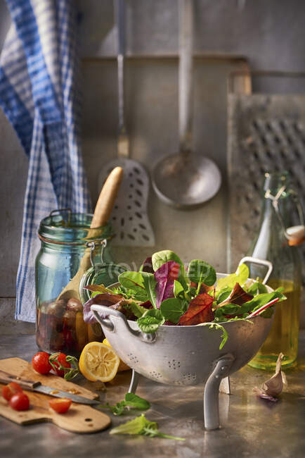 Salade dans une passoire vue rapprochée — Photo de stock