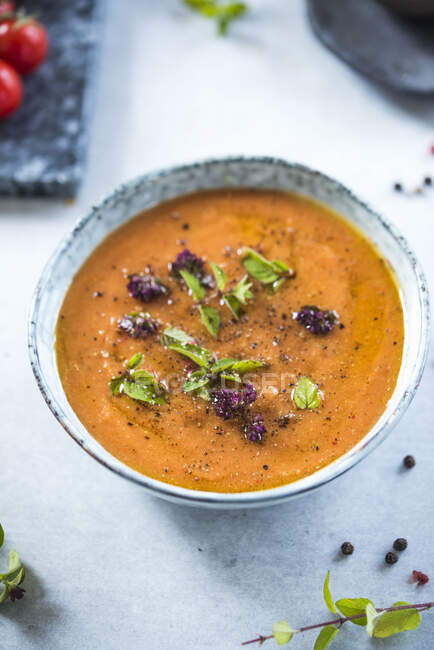 Tomato soup with herbs — Stock Photo