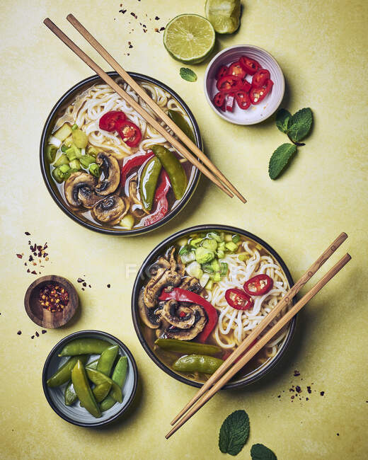 Vietnamese Pho soup in two bowls — Stock Photo