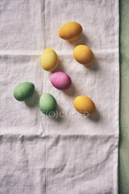 Huevos de Pascua de colores vista de cerca - foto de stock