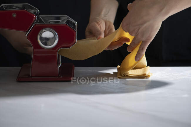 Виготовлення тіста для макаронних виробів, крупним планом — стокове фото