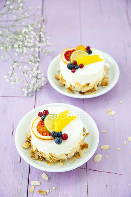 Yoghurt tartlets desserts with cereal and fruit — Stock Photo
