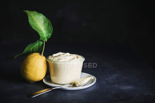Лимонный творог крупным планом — стоковое фото