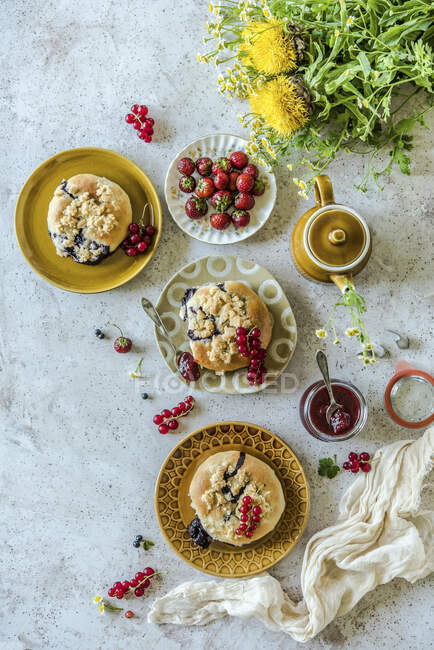 Doces de levedura com polvilhas e frutas de verão para o café da manhã — Fotografia de Stock