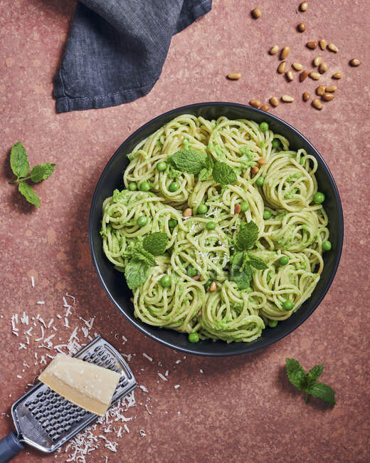 Espaguete com hortelã e ervilha pesto — Fotografia de Stock