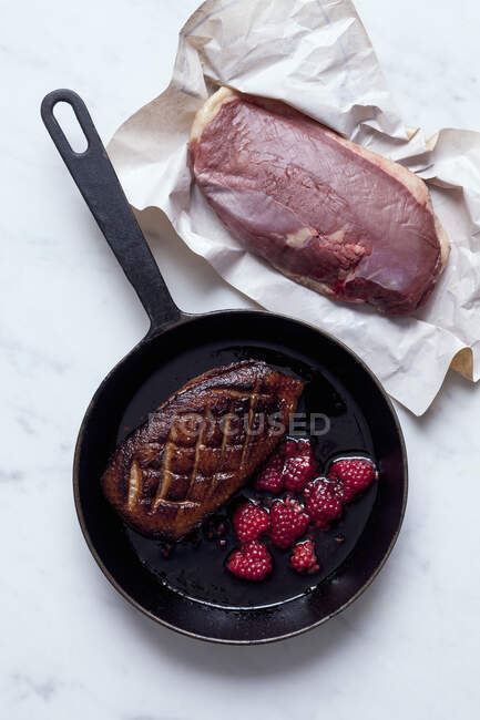 Grilled duck breast with raspberries — Stock Photo