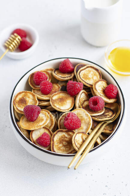 Bowl of pancake cereal with raspberries — Stock Photo