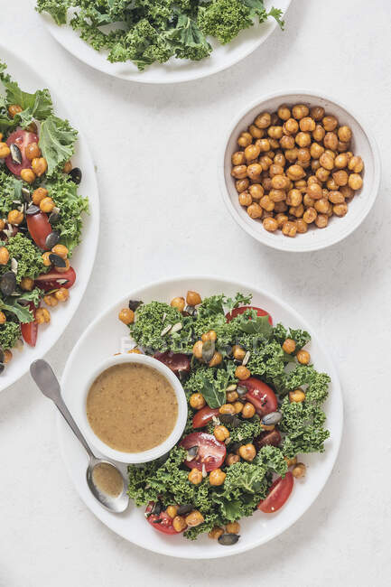 Kale, chickpeas and tomato salad — Stock Photo