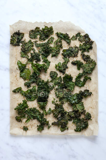 Kale Chips vista de cerca - foto de stock