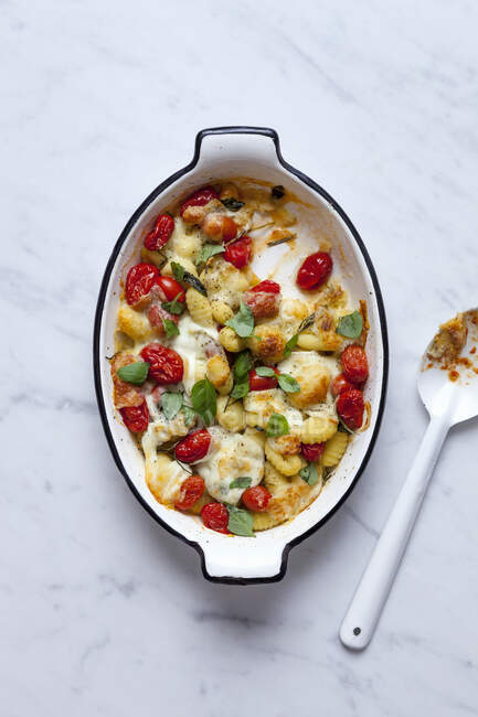 Gnocchi gratin with tomatoes and mozzarella, top view — Stock Photo