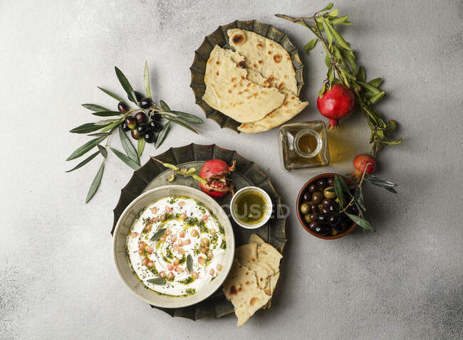 Iranisches Labneh mit Taftan-Brot und Granatapfel — Stockfoto