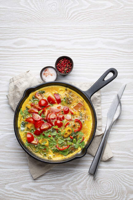 Italian healthy frittata with spinach, bell pepper and tomatoes — Stock Photo