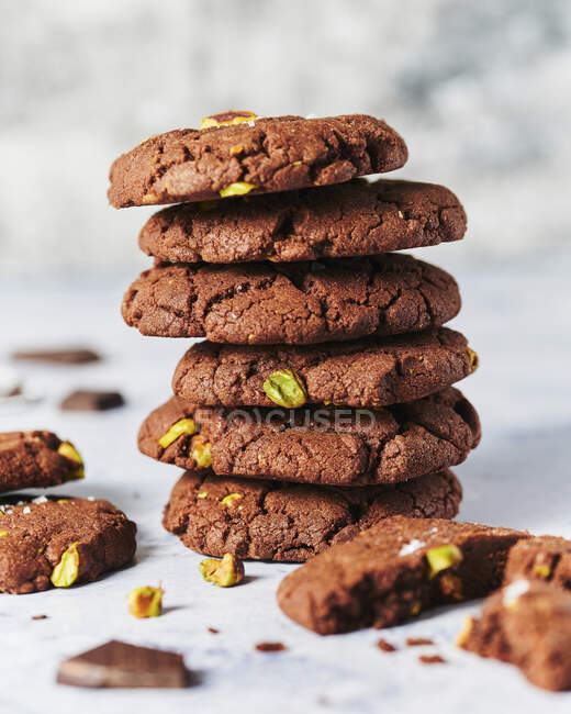 Chocolate chip and pistachio cookies — Stock Photo