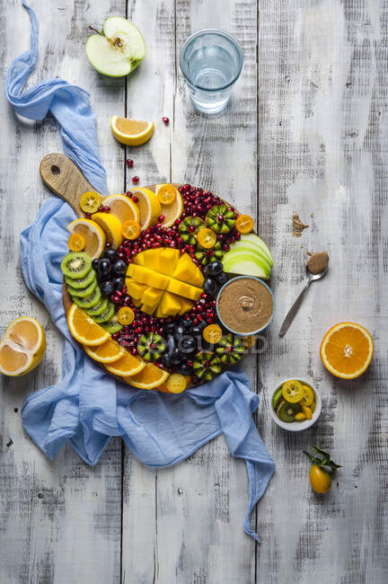 Свіжі зимові фруктові блюда з манго, апельсинами, ківі, кумккватом, грейпфрутом і мигдалевим маслом. — стокове фото