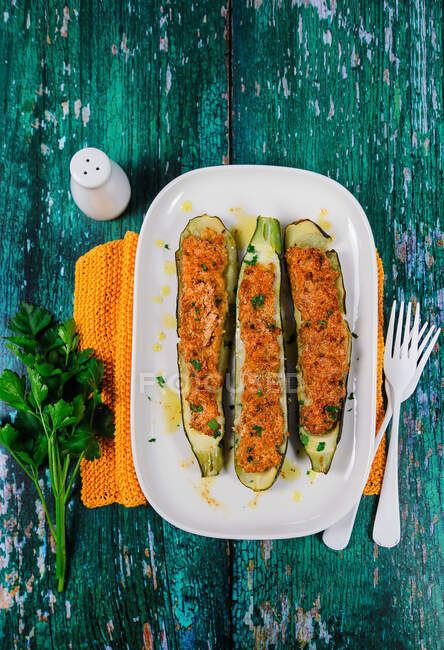 Zucchini stuffed with tuna and baked au gratin — Stock Photo