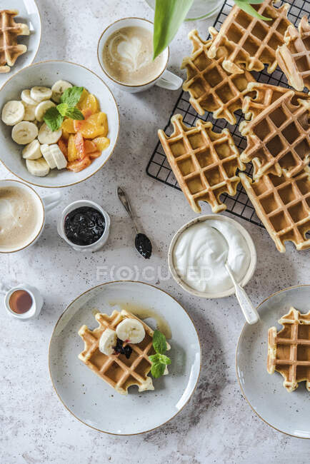 Waffles com frutas, vista superior — Fotografia de Stock