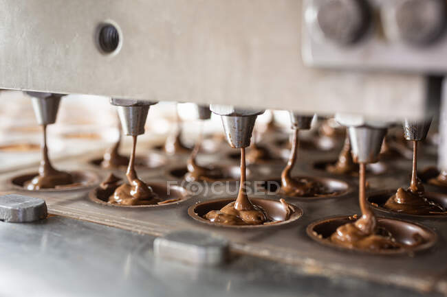 Schokoladenpralinen aus nächster Nähe herstellen — Stockfoto