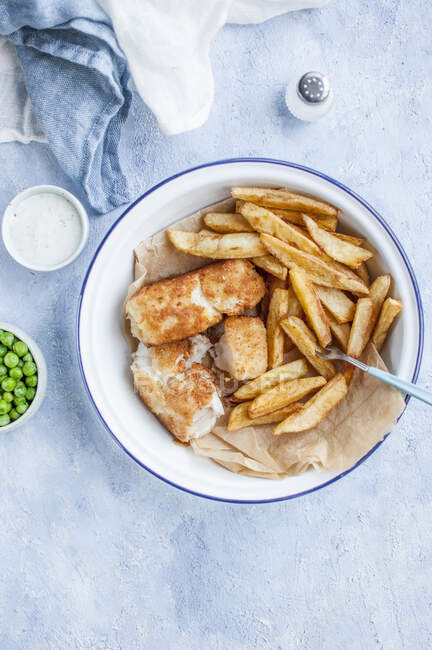 Fish and chips - fried cod, french fries, green peas and tartar sauce — Stock Photo