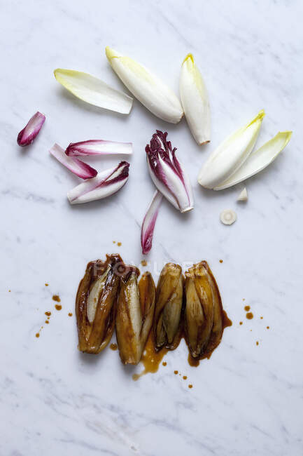 Fresh raw organic garlic on white background — Stock Photo