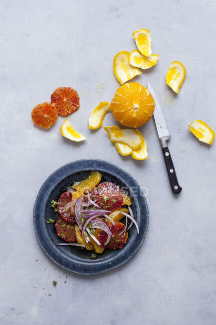 Orange salad with red onions — Stock Photo
