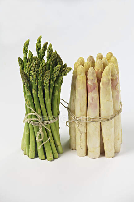 Green and white asparagus — Stock Photo