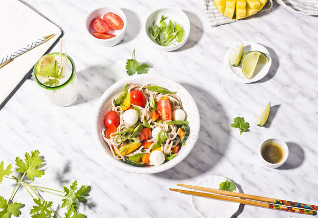 Salada de massas com mussarela e legumes — Fotografia de Stock