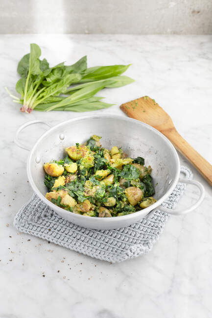 Spinach, wild garlic and potatoes in aluminum pan — Stock Photo