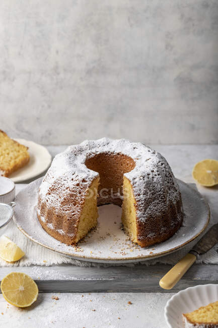 Gâteau au citron avec sucre glace — Photo de stock