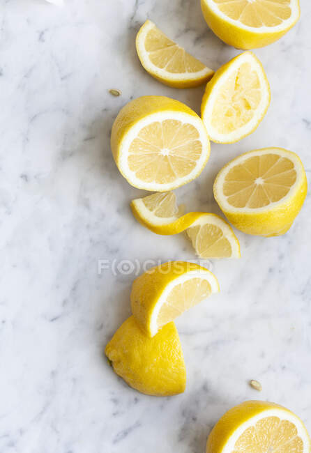 Лимоны, половинки и ломтики — стоковое фото
