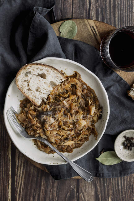 Bigos with white cabbage and oyster mushrooms — Stock Photo