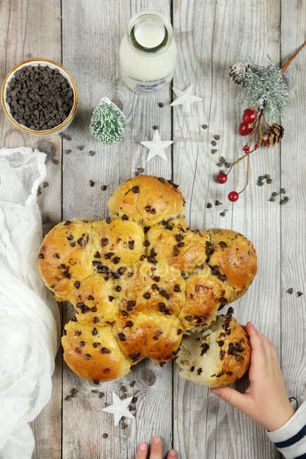Sweet buns with chocolate chips for christmas — Foto stock