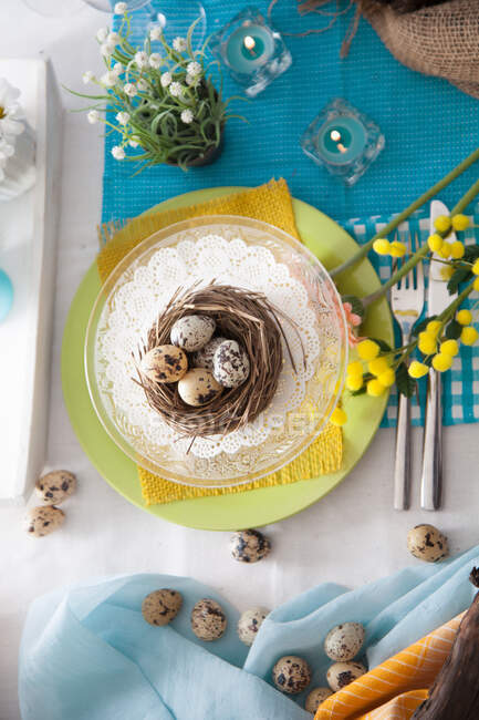 Oster-Tischdecke mit Wachteleiern — Stockfoto